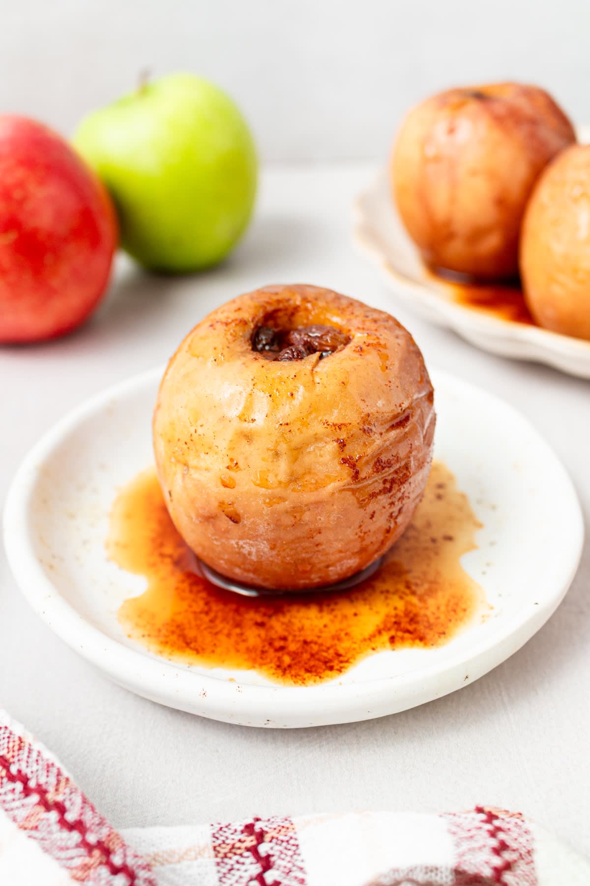 Baked Apples with Cinnamon and Raisins