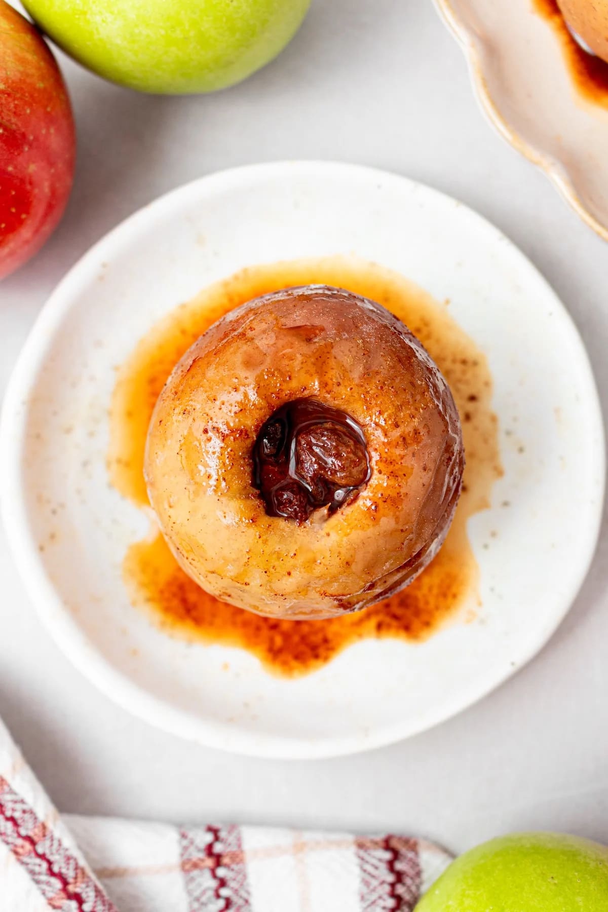 Baked Apples with Cinnamon and Raisins