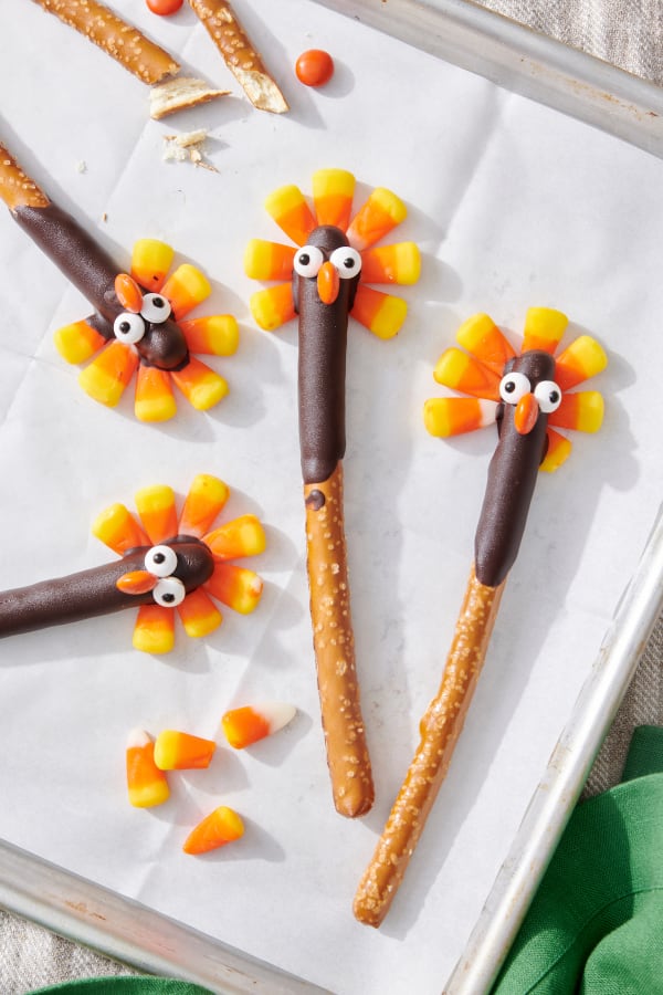 Thanksgiving Turkey Pretzels cover