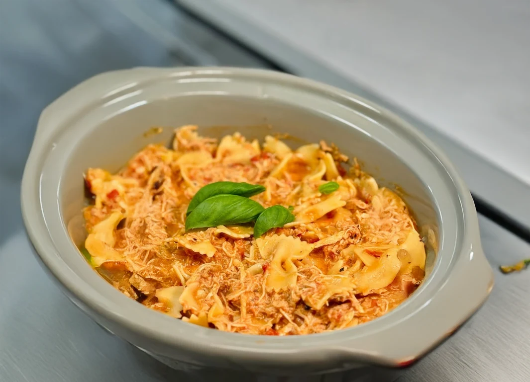 Creamy Tomato Basil Chicken Pasta (Crockpot)