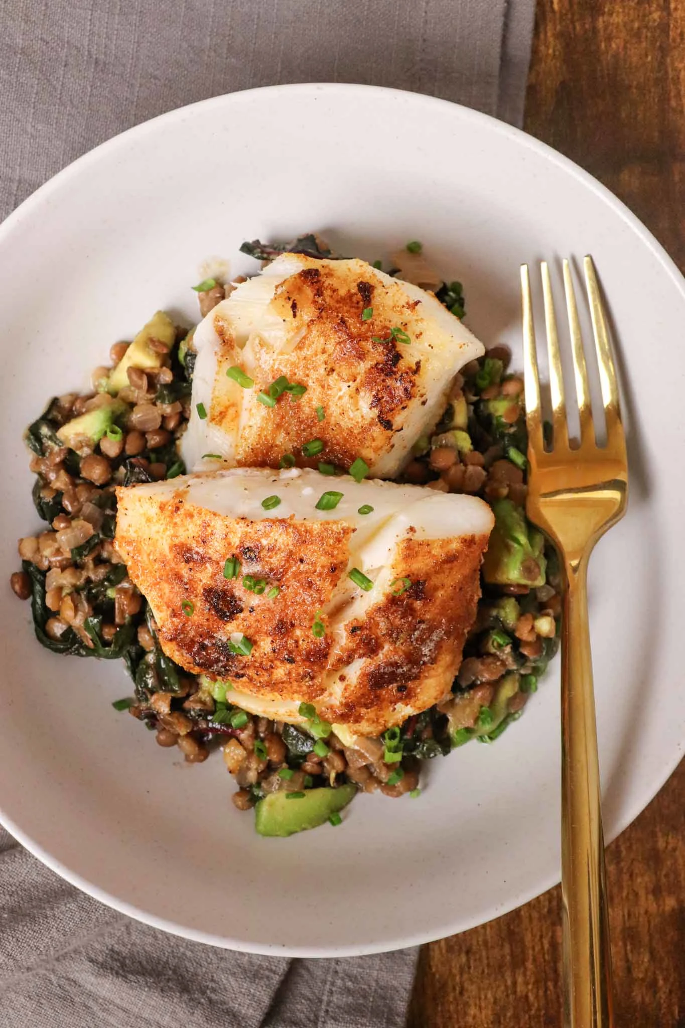 Seasoned Cod Fish with Lentils and Avocado