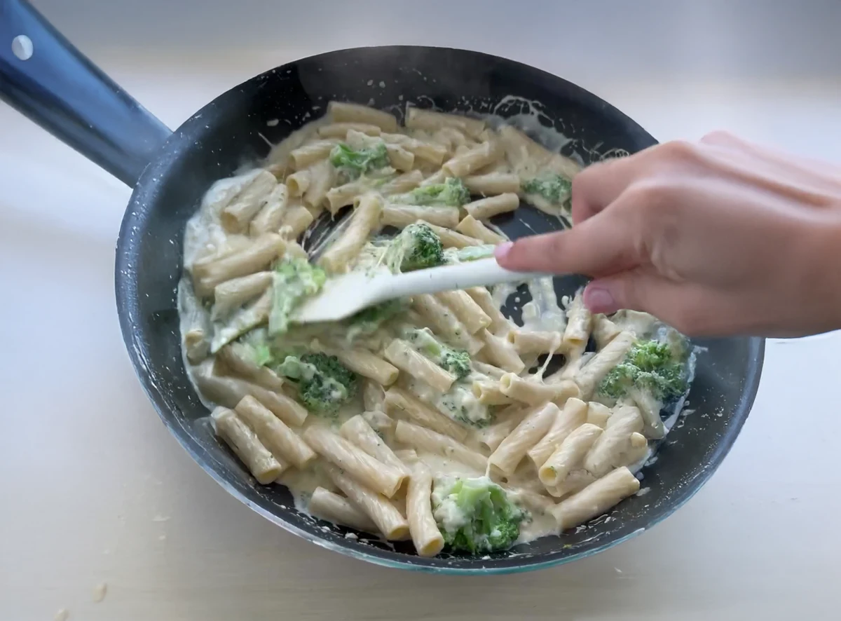 Garlic Cream Rigatoni with Broccoli
