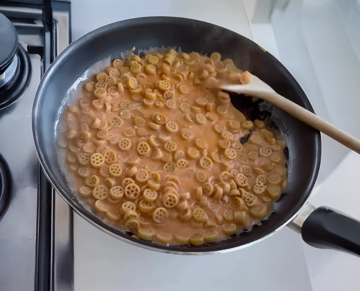 One Pot Buffalo Chicken Mac & Cheese
