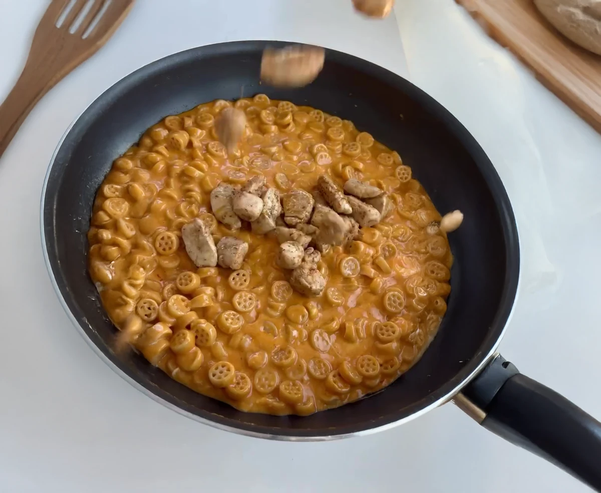 One Pot Buffalo Chicken Mac & Cheese