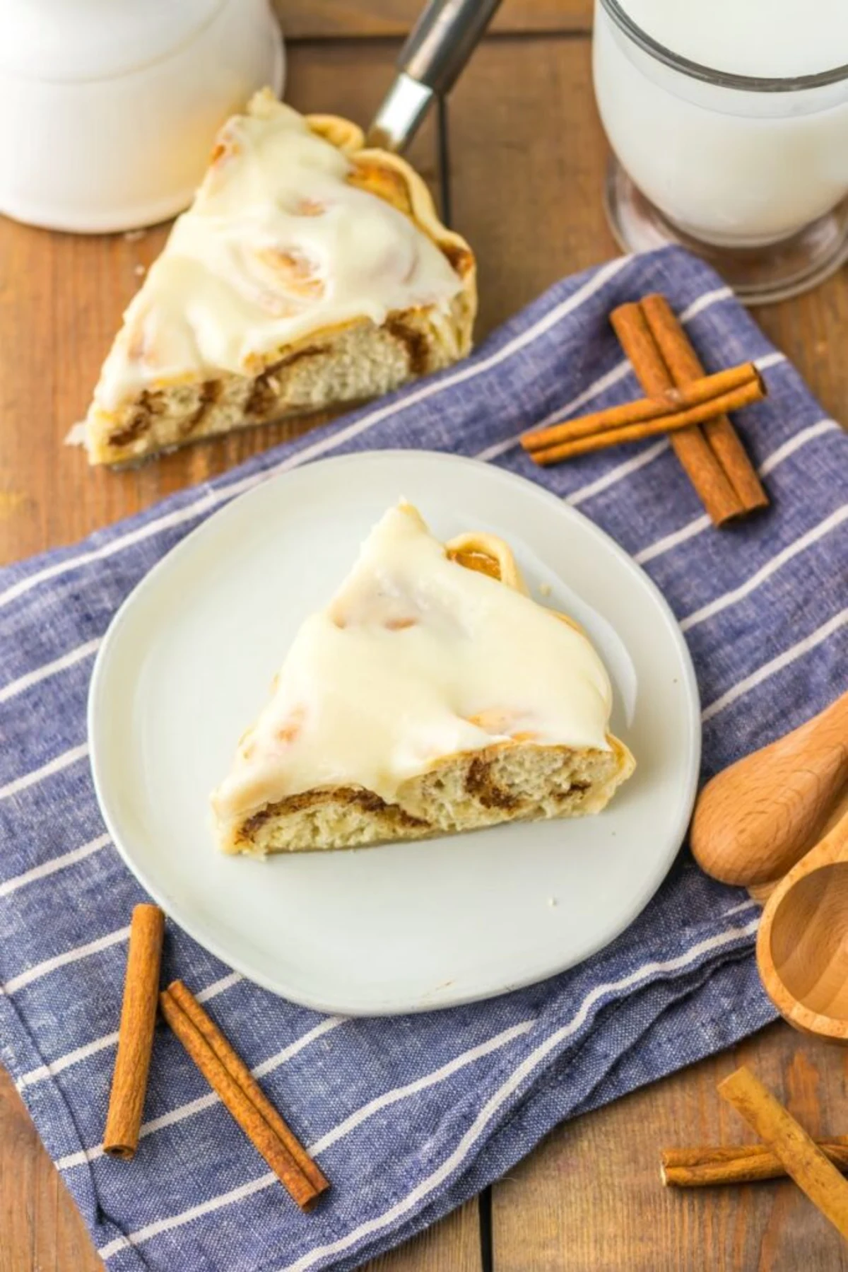 Cinnamon Roll Pie