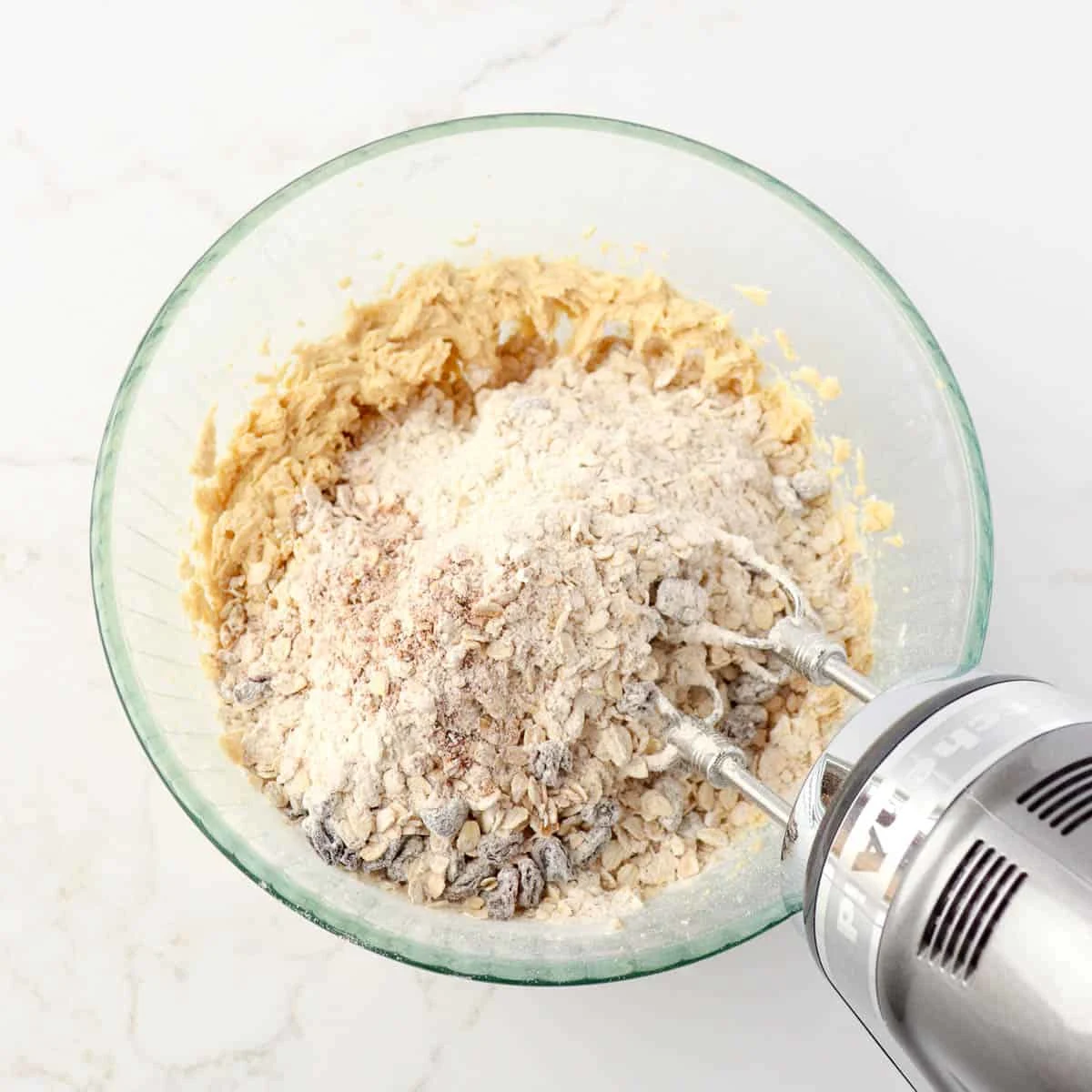 Chewy & Spicy Oatmeal Raisin Cookies