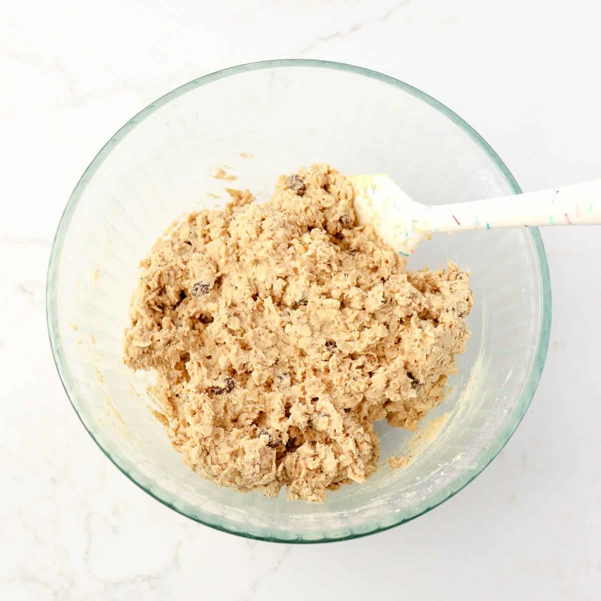 Chewy & Spicy Oatmeal Raisin Cookies