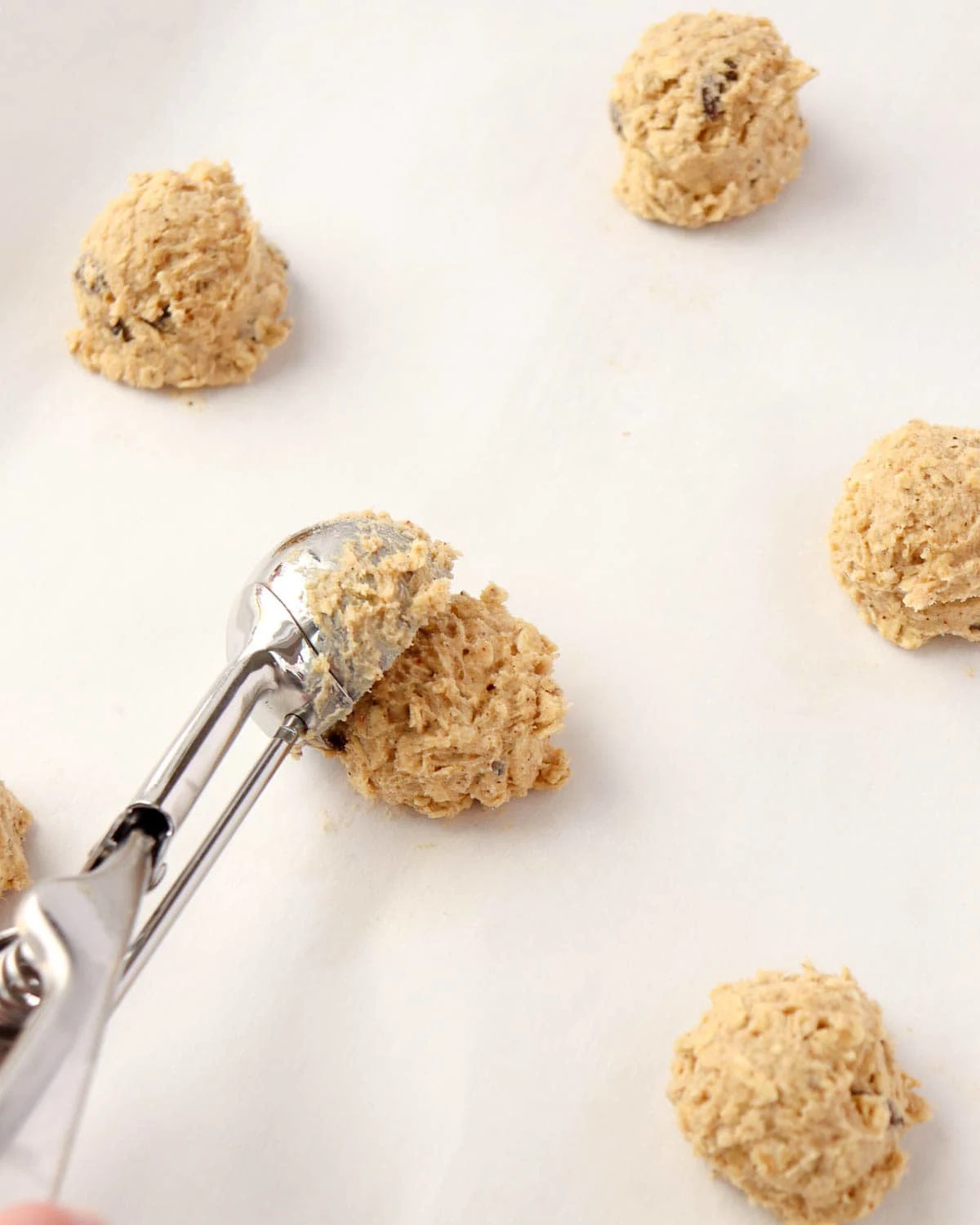 Chewy & Spicy Oatmeal Raisin Cookies