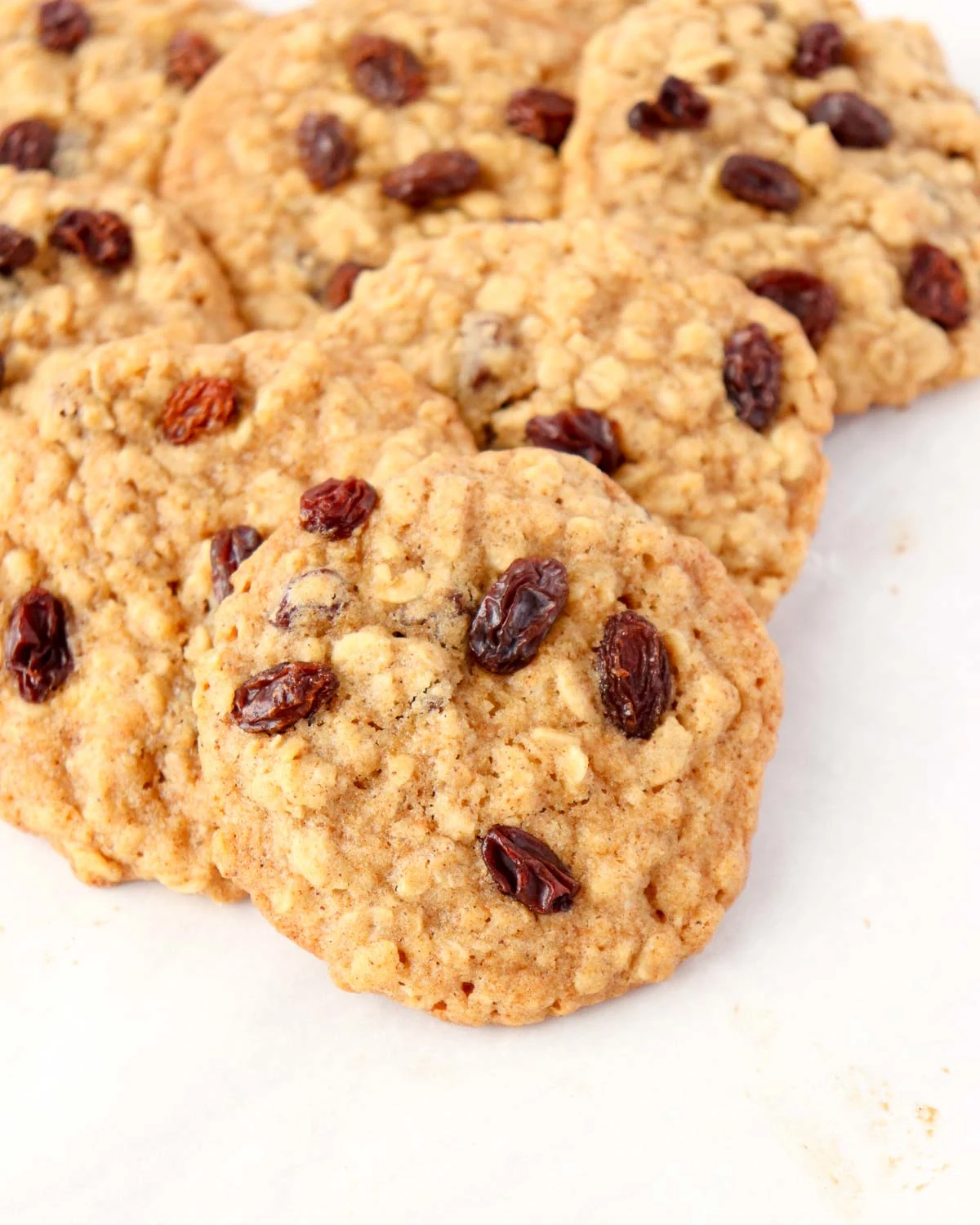 Chewy & Spicy Oatmeal Raisin Cookies