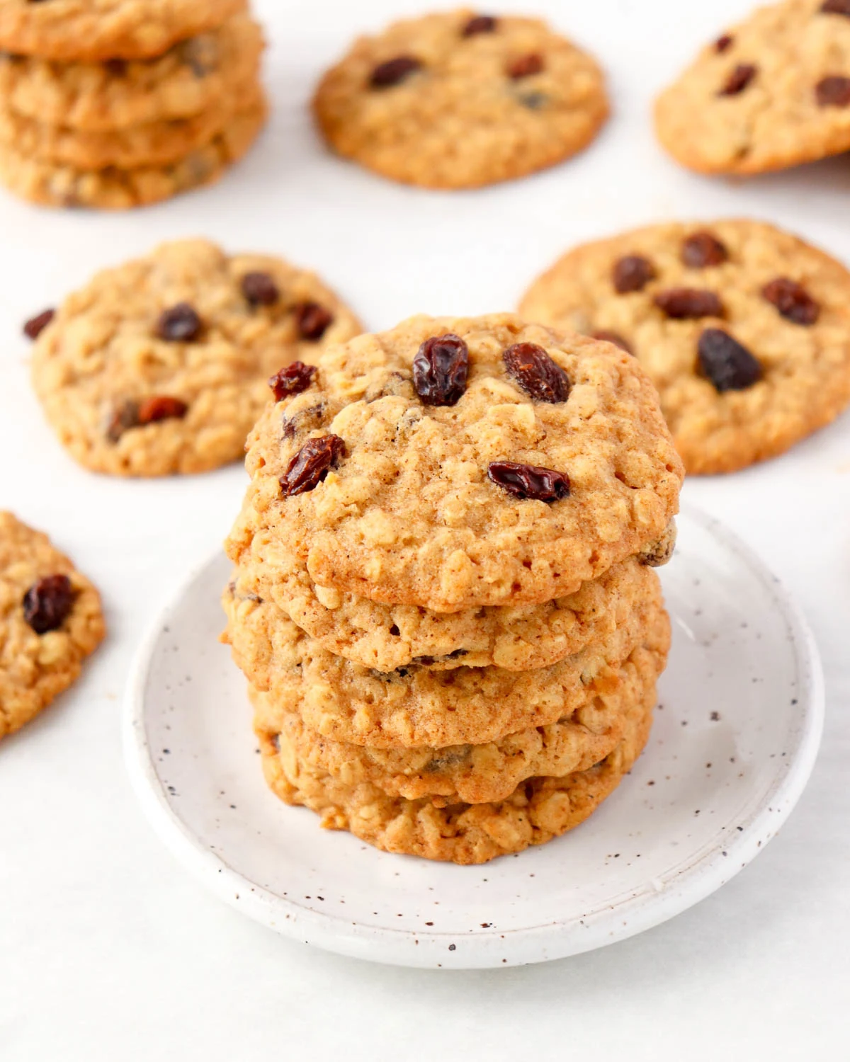 Chewy & Spicy Oatmeal Raisin Cookies