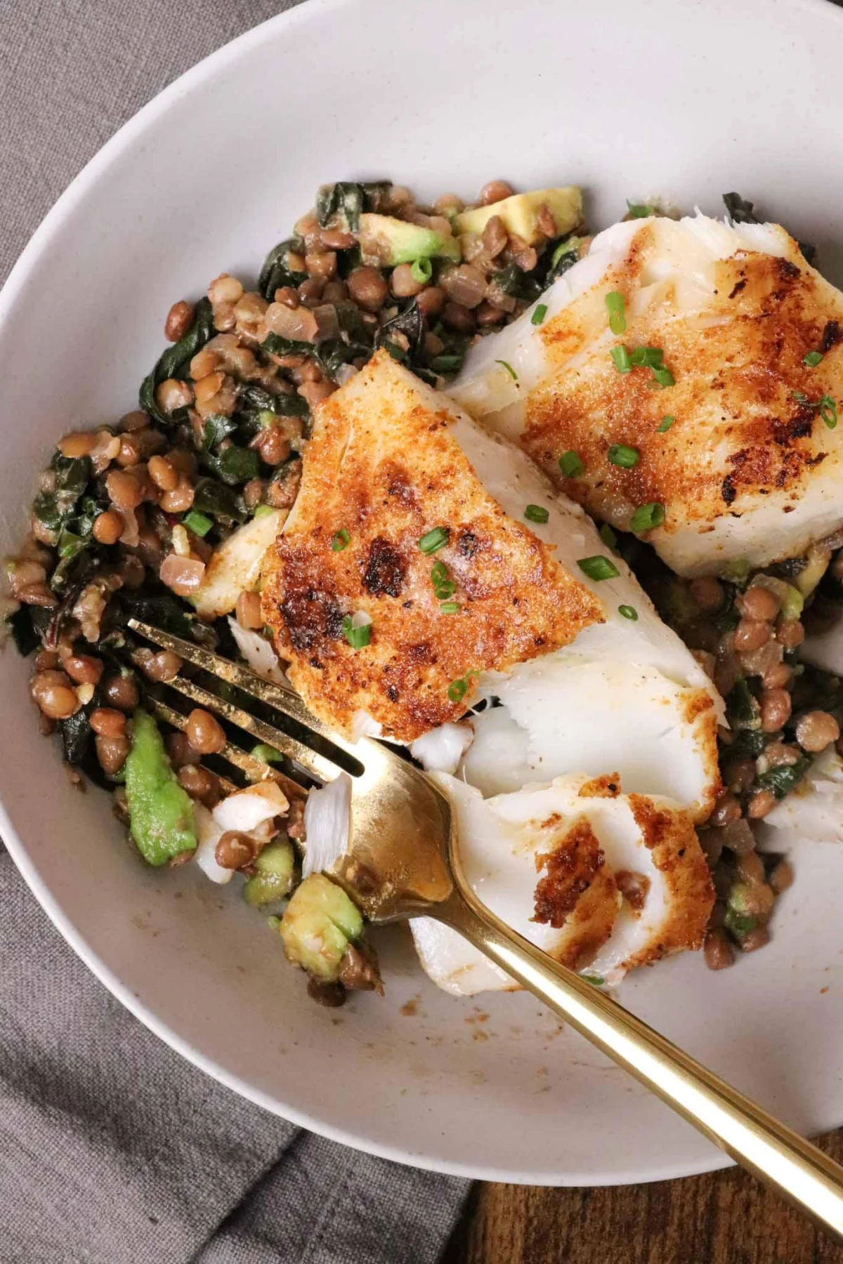 Seasoned Cod Fish with Lentils and Avocado