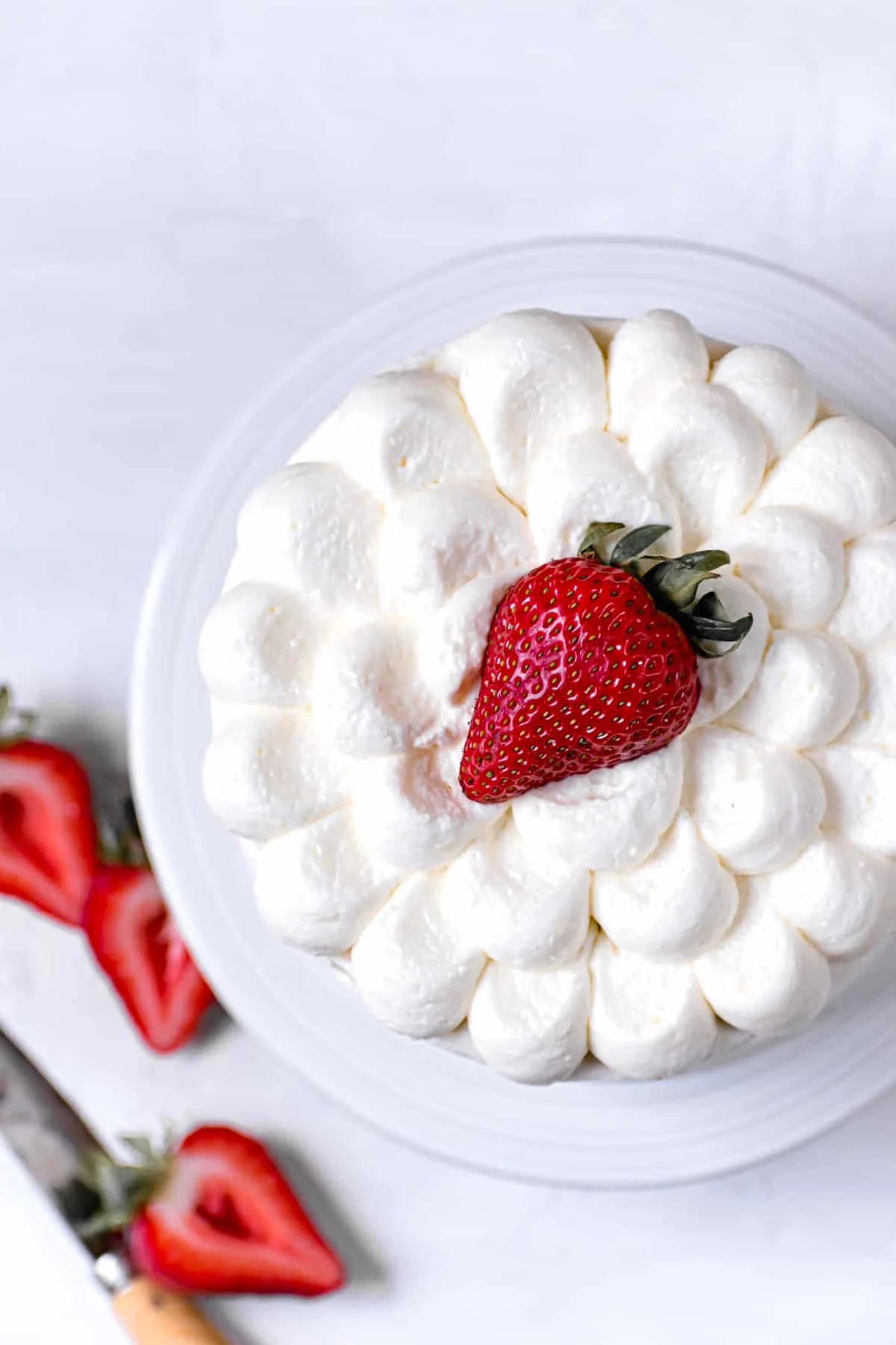 White Cake with Strawberries and Mascarpone Frosting