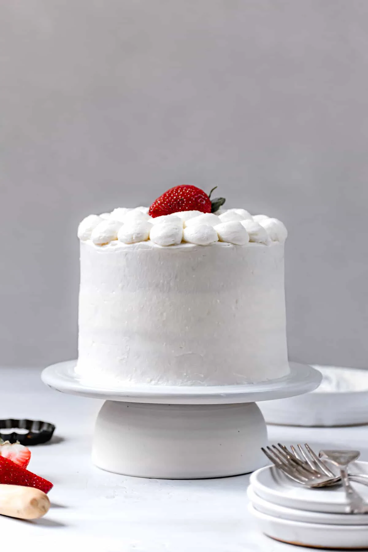 White Cake with Strawberries and Mascarpone Frosting