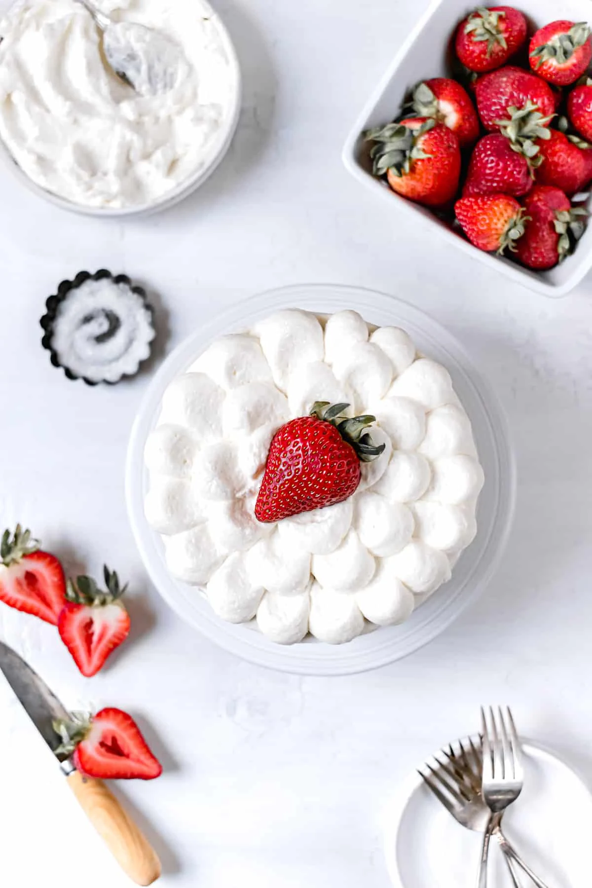 White Cake with Strawberries and Mascarpone Frosting