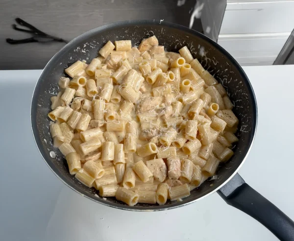 Simple Chicken Alfredo Pasta cover