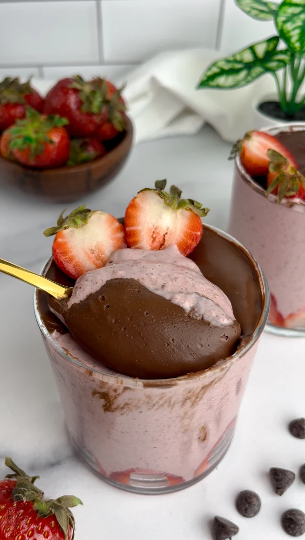 Chocolate Covered Strawberry Blended Overnight Oats cover