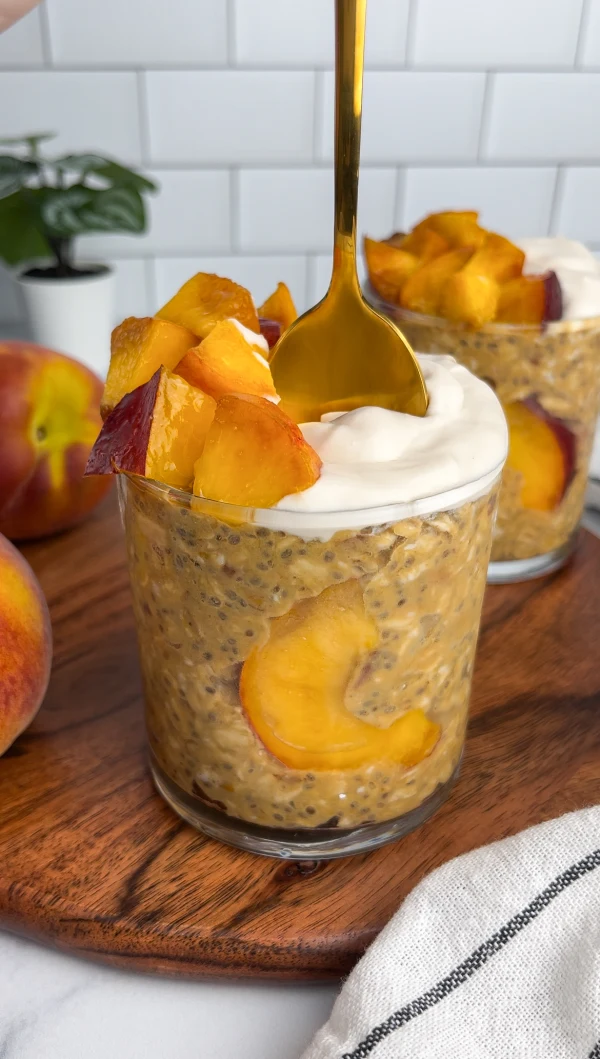 Peaches & Cream Overnight Oats cover
